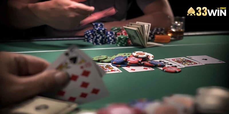 Hướng dẫn chơi Poker cực chi tiết cho người mới bắt đầu 4 Người chơi phân chia nguồn vốn phù hợp khi tham gia Poker